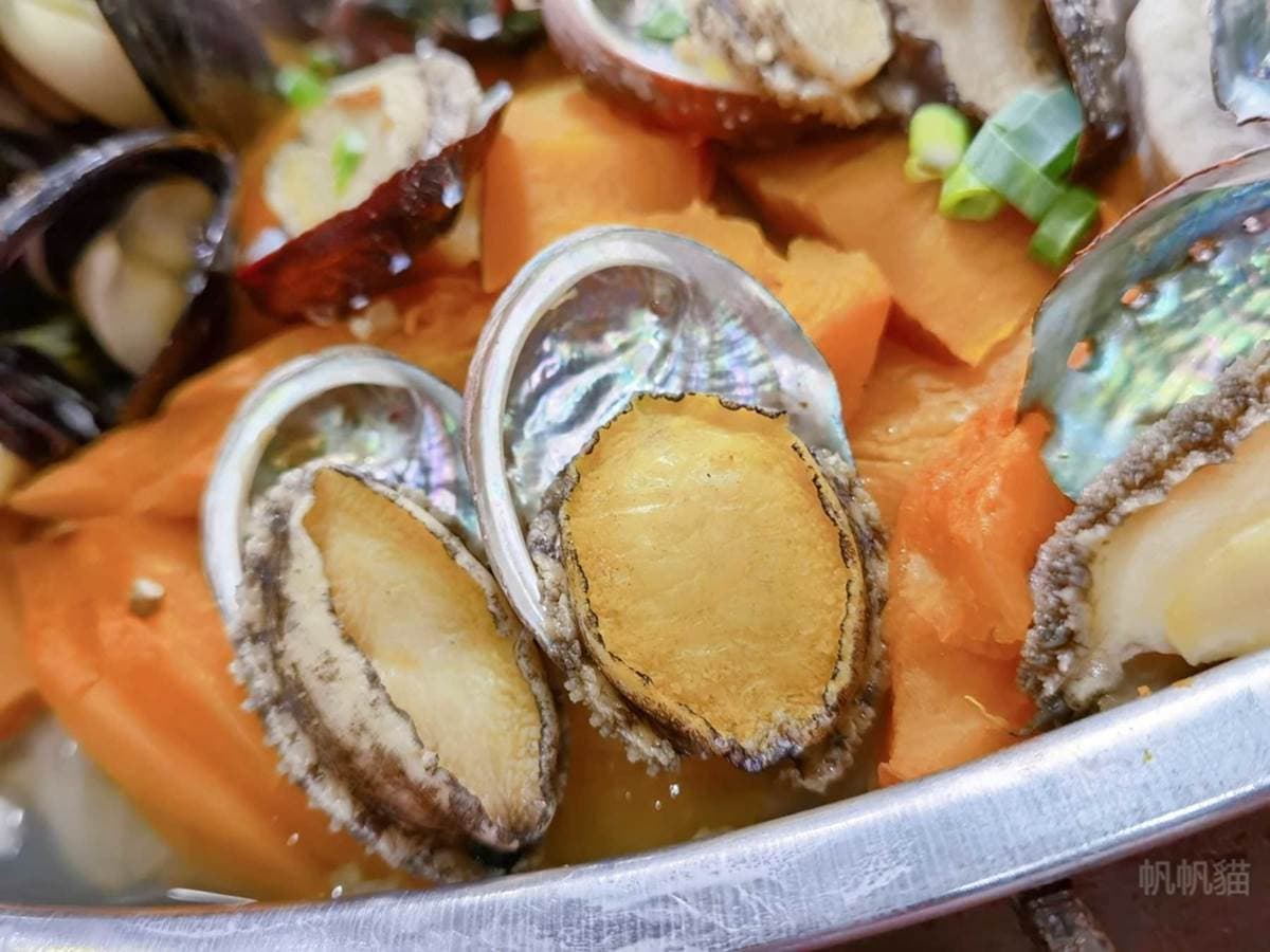 比臉盆還大!超浮誇「痛風鍋」塞滿10種海鮮,生蠔、鮑魚、牛奶貝樣樣肥美鮮甜 比臉盆還大!超浮誇「痛風鍋」塞滿10種海鮮,生蠔、鮑魚、牛奶貝樣樣肥美鮮甜