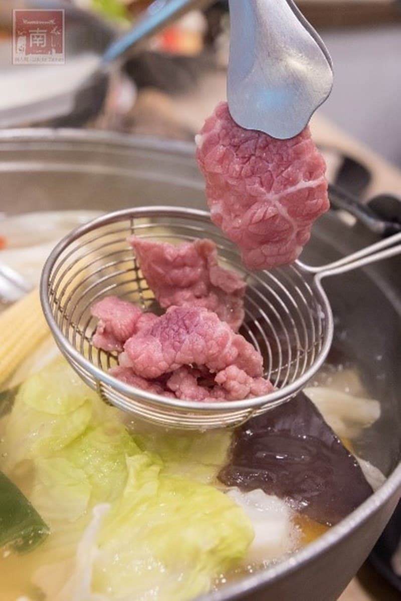 只要190元!台南溫體牛推超高CP值小火鍋,老闆豪氣加贈隱藏版牛骨可狂吸 只要190元!台南溫體牛推超高CP值小火鍋,老闆豪氣加贈隱藏版牛骨可狂吸