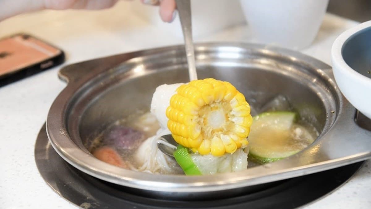 不只壽司能迴轉!佛心火鍋50樣菜色吃到飽只要288元,自家熬煮麻辣湯有滑嫩鴨血 不只壽司能迴轉!佛心火鍋50樣菜色吃到飽只要288元,自家熬煮麻辣湯有滑嫩鴨血