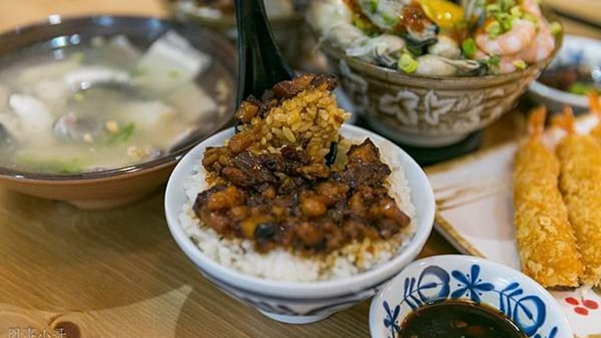超浮誇!林口古早味滷肉飯鋪滿滿「鮮蚵」,隱藏吃法加「蒜蓉醬油」更對味 超浮誇!林口古早味滷肉飯鋪滿滿「鮮蚵」,隱藏吃法加「蒜蓉醬油」更對味