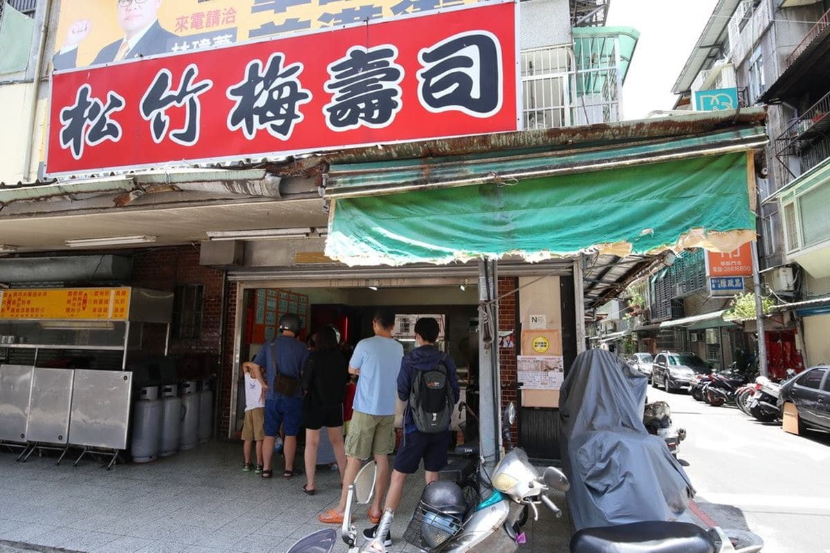 老闆好佛心!台北士林「重量級」握壽司只要45元,綜合花壽司一盒夠5個女生吃 老闆好佛心!台北士林「重量級」握壽司只要45元,綜合花壽司一盒夠5個女生吃