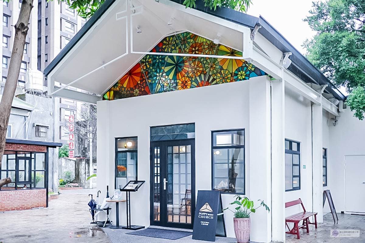 每個角落都美拍!夢幻教堂白天是咖啡廳、晚上變餐酒館,必吃千層米干搭網格布丁 每個角落都美拍!夢幻教堂白天是咖啡廳、晚上變餐酒館,必吃千層米干搭網格布丁