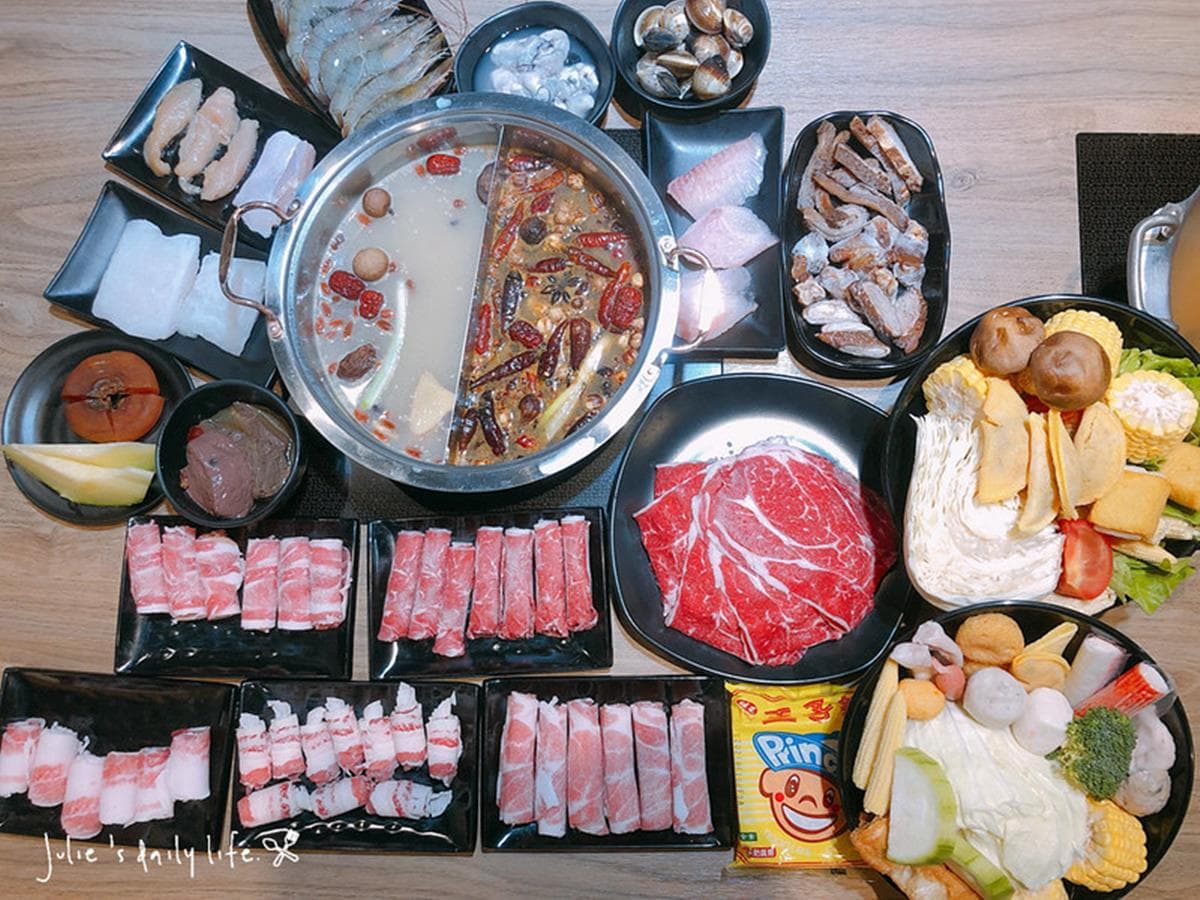 比臉大安格斯牛任你點!道地蒙古火鍋近百種食材吃到飽,紅、白湯頭不沾醬就好吃