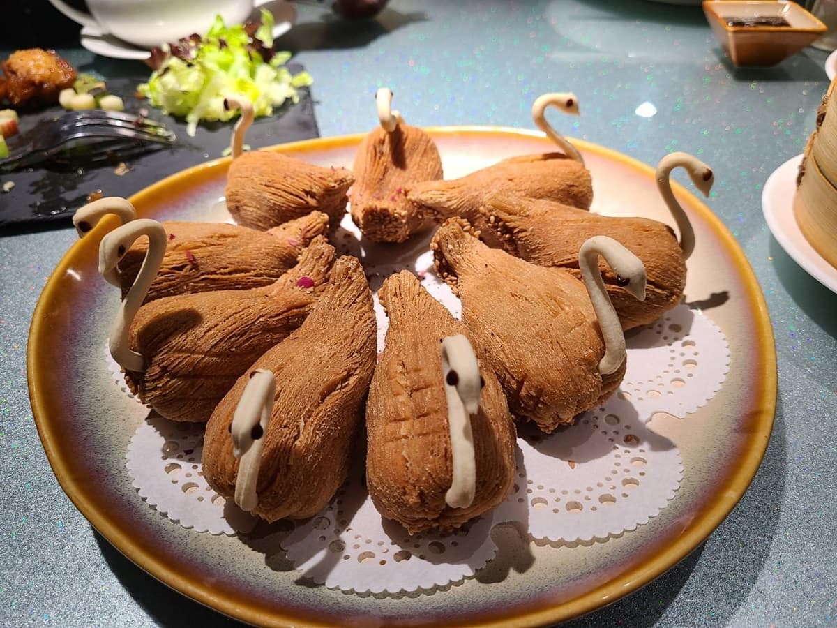 全台首創「嘉義噴水雞肉飯」吃到飽!這飯店每人1300元爽住,還免費玩賽車、水族館 全台首創「嘉義噴水雞肉飯」吃到飽!這飯店每人1300元爽住,還免費玩賽車、水族館