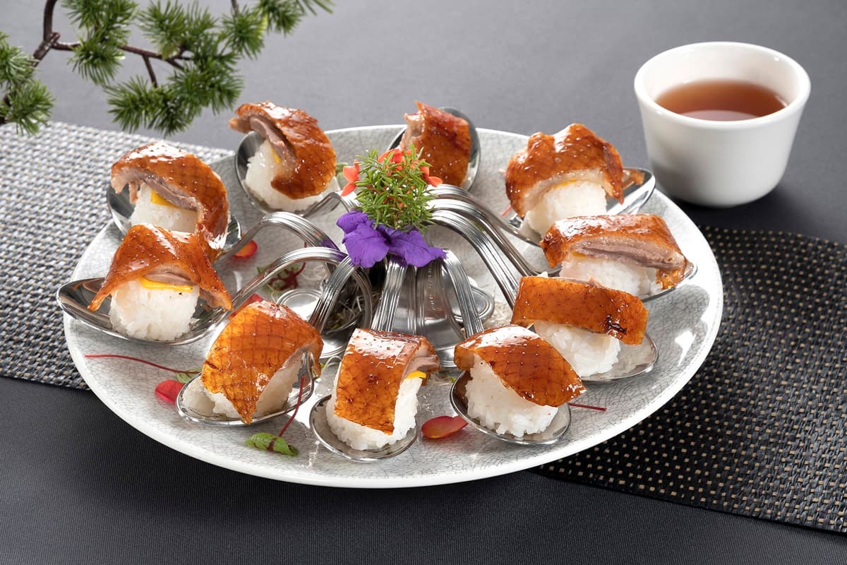 全台首創「嘉義噴水雞肉飯」吃到飽!這飯店每人1300元爽住,還免費玩賽車、水族館 全台首創「嘉義噴水雞肉飯」吃到飽!這飯店每人1300元爽住,還免費玩賽車、水族館