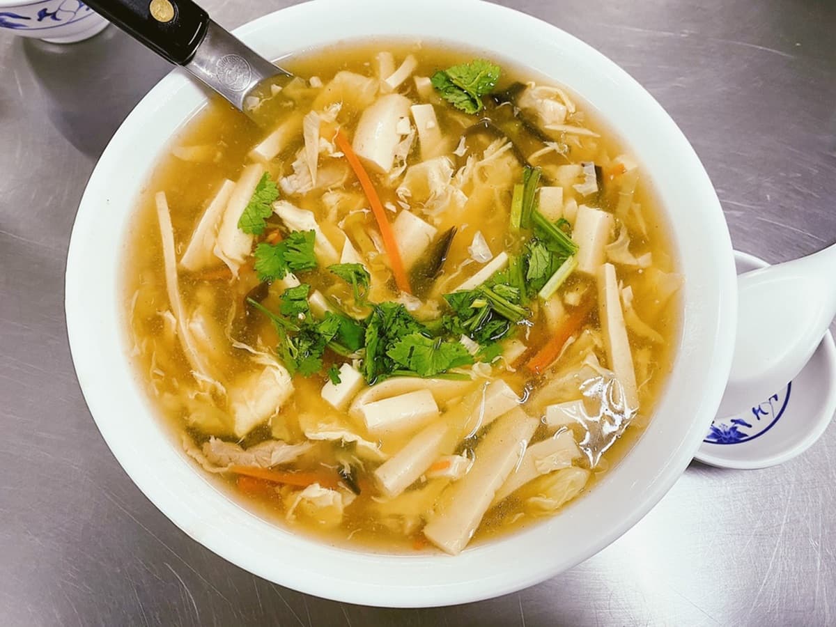 在地人超愛!老店水餃口感像鮪魚蛋餅,澎派酸辣湯1碗夠3個人喝 在地人超愛!老店水餃口感像鮪魚蛋餅,澎派酸辣湯1碗夠3個人喝