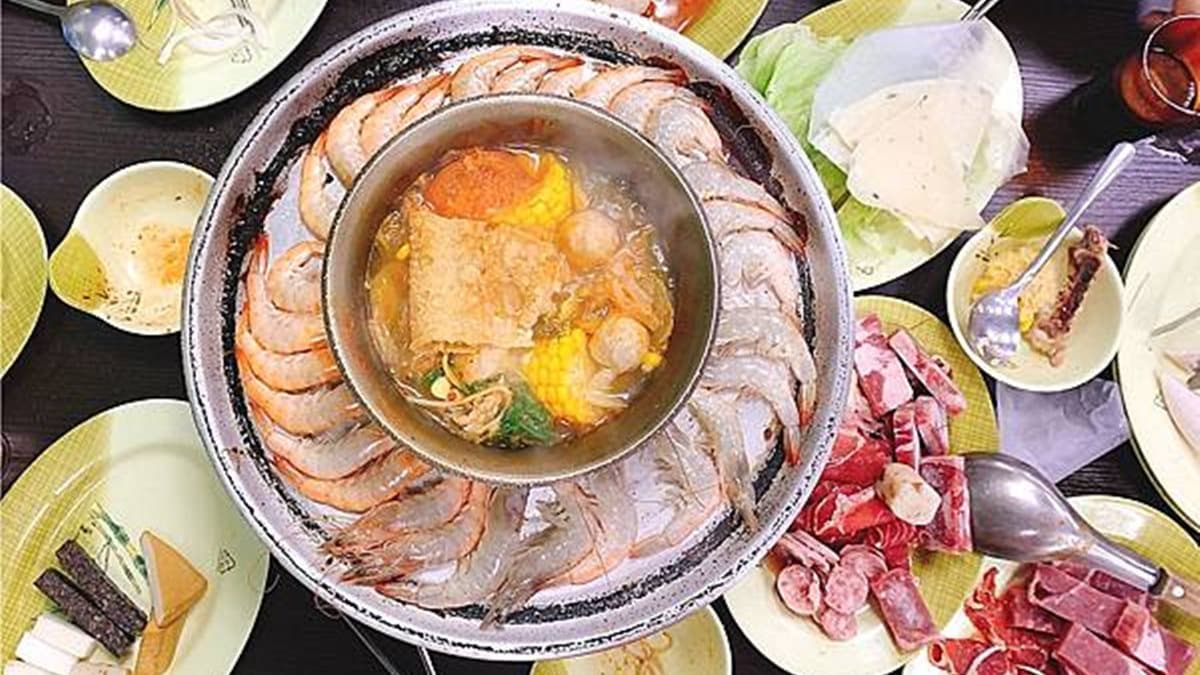 299元吃到飽!桃園超夯火烤兩吃爽嗑50種食材,還能自製泡菜、酸菜白肉鍋底