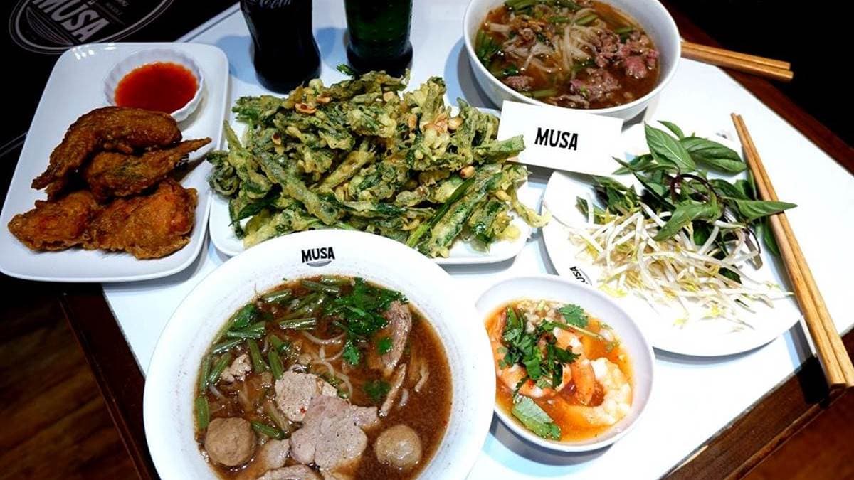 獨特「黑湯」免費續!台南道地泰式船麵隨你加九層塔、豆芽菜,配海鮮酥炸空心菜超對味