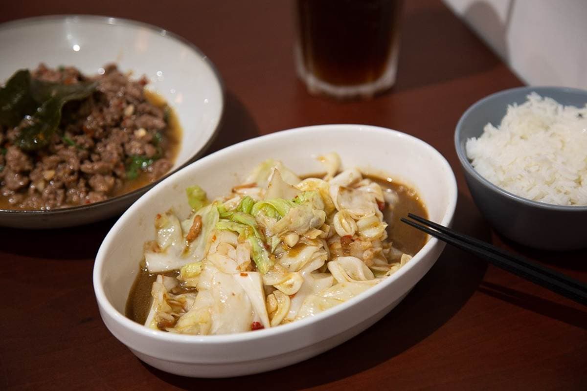 在地人才知!台南隱藏版平價泰菜超開胃,打拋牛、蝦醬高麗菜都是白飯小偷 在地人才知!台南隱藏版平價泰菜超開胃,打拋牛、蝦醬高麗菜都是白飯小偷