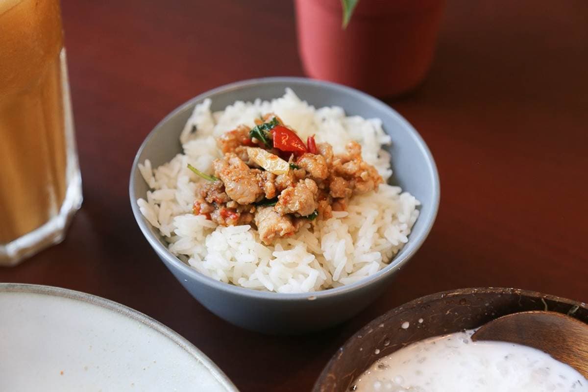 在地人才知!台南隱藏版平價泰菜超開胃,打拋牛、蝦醬高麗菜都是白飯小偷 在地人才知!台南隱藏版平價泰菜超開胃,打拋牛、蝦醬高麗菜都是白飯小偷