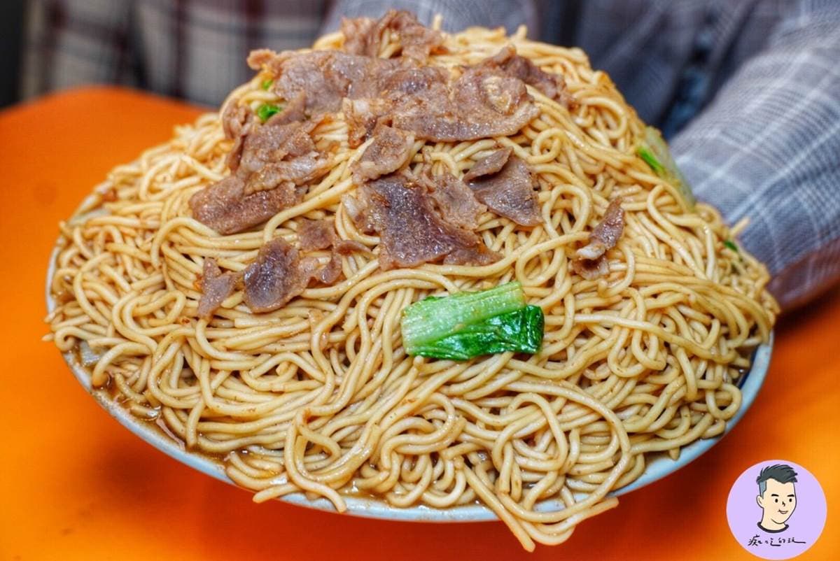 最強炒羊肉大PK!雙北6好評羊肉:巨無霸羊肉炒麵、免費加料、夜市排隊名店 最強「巨無霸羊肉炒麵」是這家!僅100元分量超狂堆成山,4個人吃還有剩