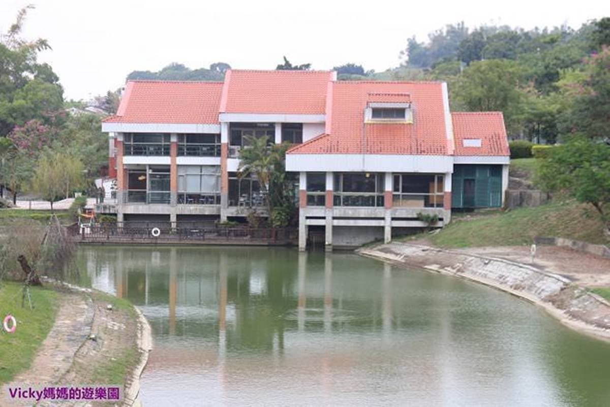 不只有菱角!台南官田親子遊4打卡點:百年大綠傘、無邊際景觀池、「菱香舟影」奇景 不只有菱角!台南官田親子遊4打卡點:百年大綠傘、無邊際景觀池、「菱香舟影」奇景