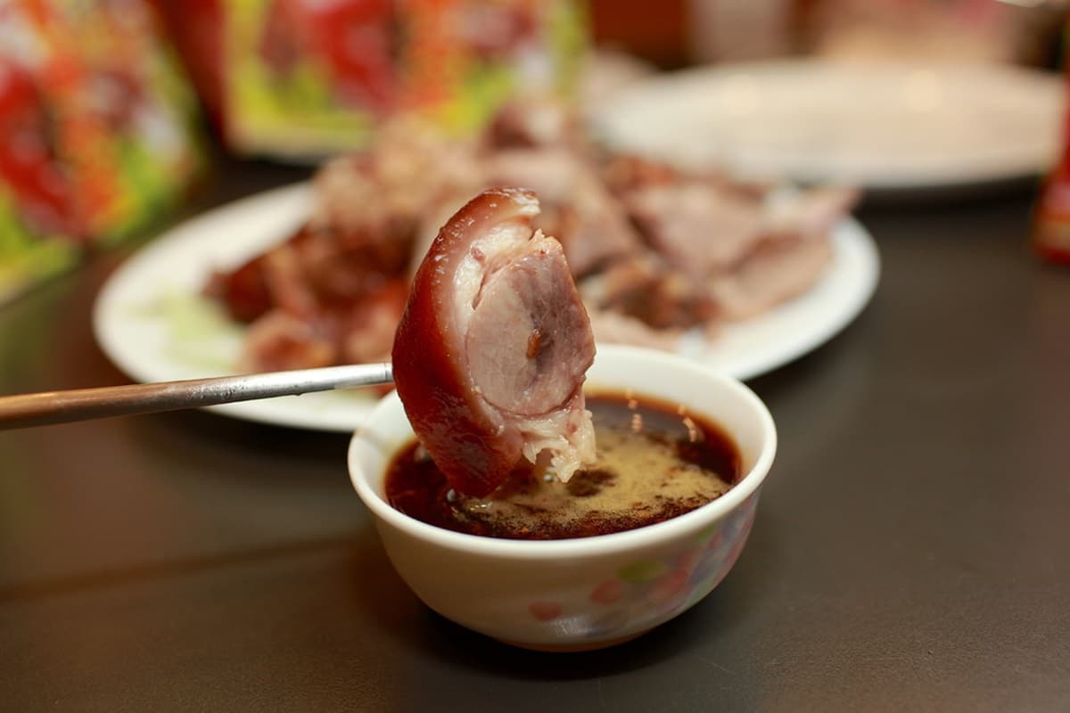 屏東美食之光!這家「萬巒豬腳」蔣經國也愛,必沾特調醬油膏更對味 屏東美食之光!這家「萬巒豬腳」蔣經國也愛,必沾特調醬油膏更對味
