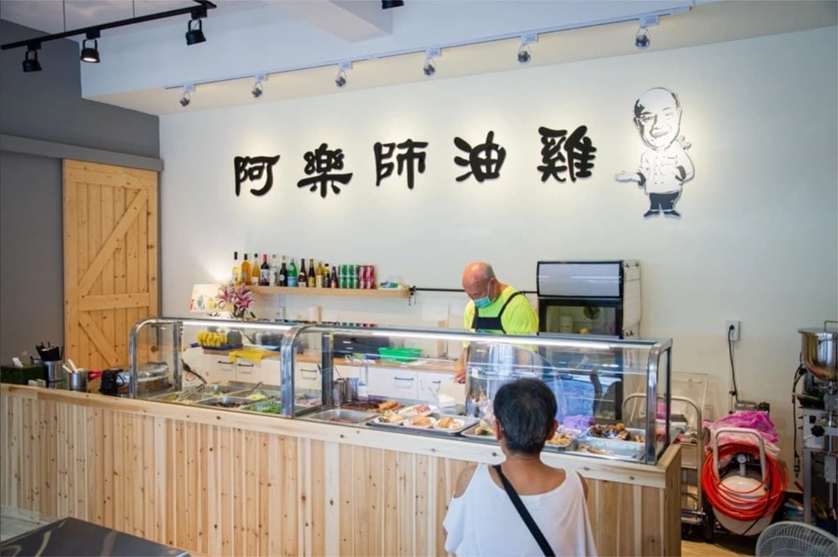 在地老饕最愛!台南這家油雞飯給料不手軟,必搭油蔥、醃蘿蔔還能免費喝雞高湯 在地老饕最愛!台南這家油雞飯給料不手軟,必搭油蔥、醃蘿蔔還能免費喝雞高湯