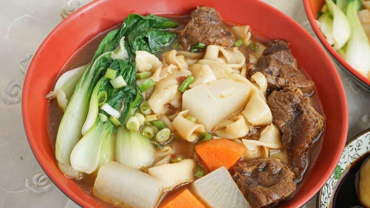 「扯」給你看!新竹手工麵食能欣賞扯麵絕活,客家「牛汶水」Q綿微辣也必點 「扯」給你看!新竹手工麵食能欣賞扯麵絕活,客家「牛汶水」Q綿微辣也必點