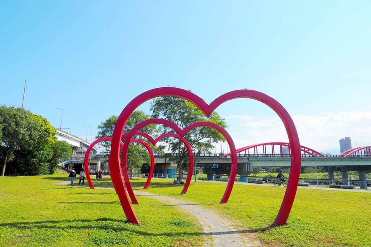 台北市區1秒偽出國!河濱公園賞13萬株「漸層紫花海」,還能打卡希臘風婚紗美拍地 台北市區1秒偽出國!河濱公園賞13萬株「漸層紫花海」,還能打卡希臘風婚紗美拍地
