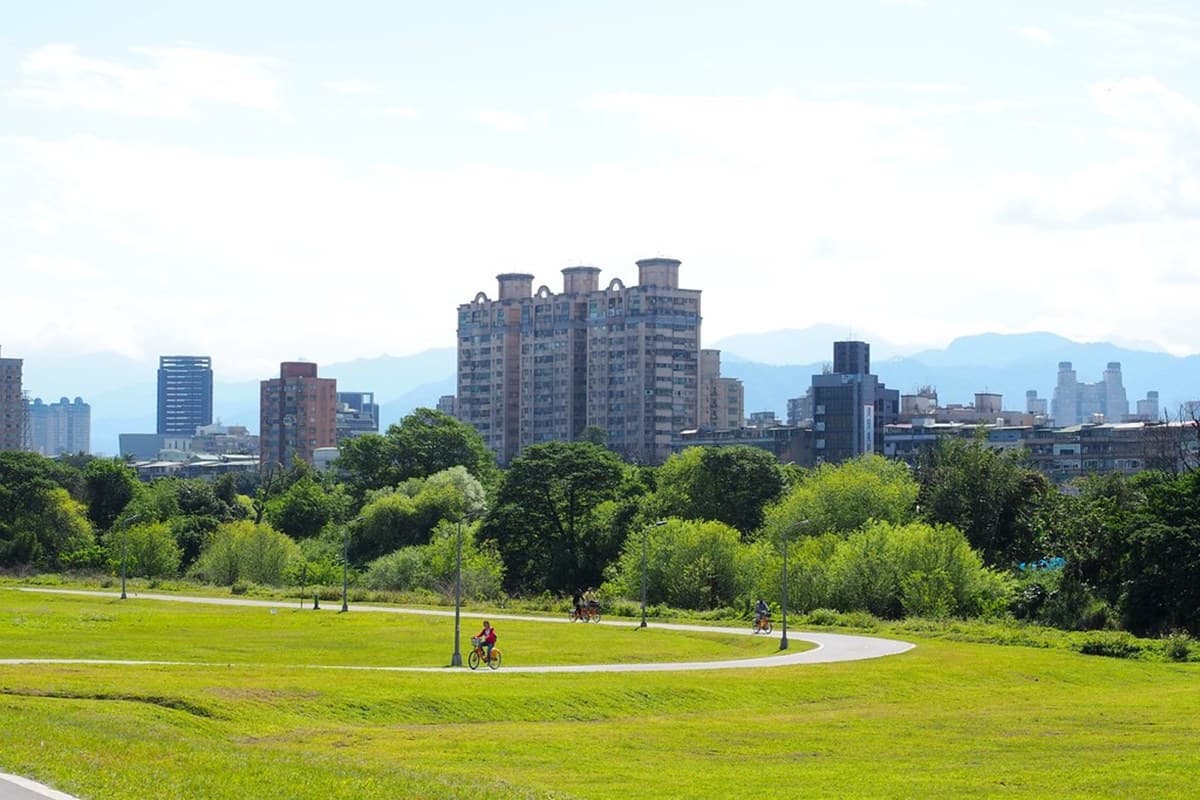 台北市區1秒偽出國!河濱公園賞13萬株「漸層紫花海」,還能打卡希臘風婚紗美拍地 台北市區1秒偽出國!河濱公園賞13萬株「漸層紫花海」,還能打卡希臘風婚紗美拍地