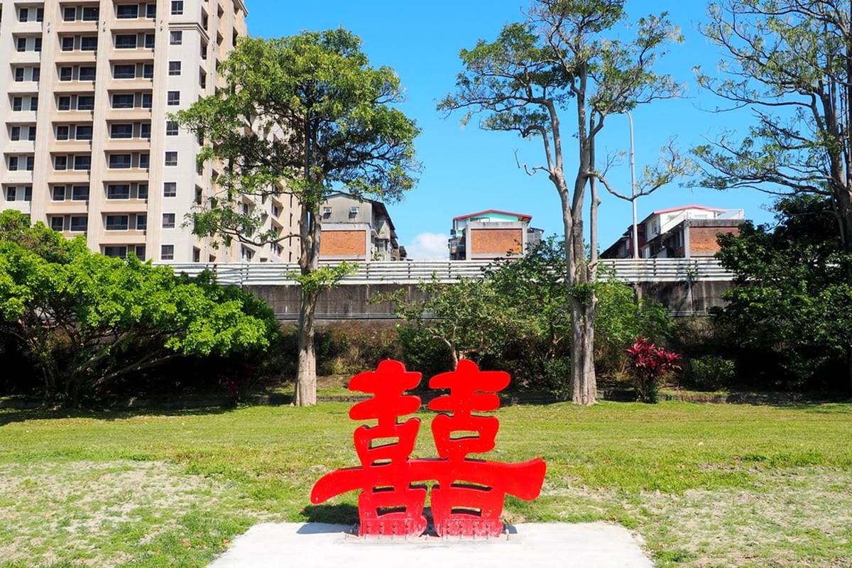 台北市區1秒偽出國!河濱公園賞13萬株「漸層紫花海」,還能打卡希臘風婚紗美拍地 台北市區1秒偽出國!河濱公園賞13萬株「漸層紫花海」,還能打卡希臘風婚紗美拍地