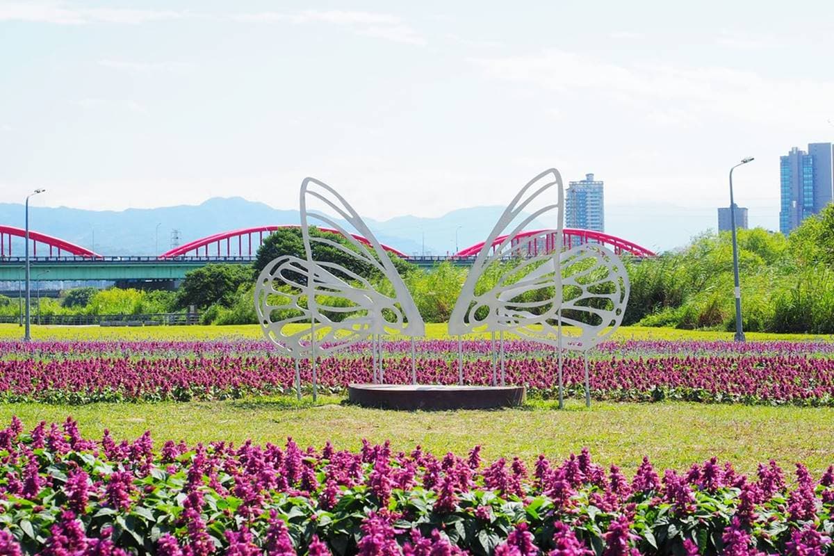 台北市區1秒偽出國!河濱公園賞13萬株「漸層紫花海」,還能打卡希臘風婚紗美拍地 台北市區1秒偽出國!河濱公園賞13萬株「漸層紫花海」,還能打卡希臘風婚紗美拍地