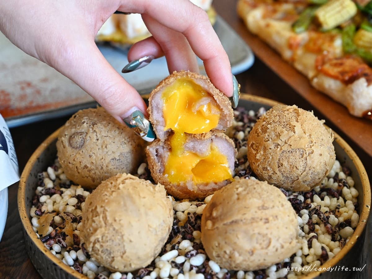 這畫面太誘人!台中5家爆餡芋頭甜點:排隊芋泥可頌、流沙炸芋球、3大球芋泥餐包 這畫面太誘人!台中5家爆餡芋頭甜點:排隊芋泥可頌、流沙炸芋球、3大球芋泥餐包