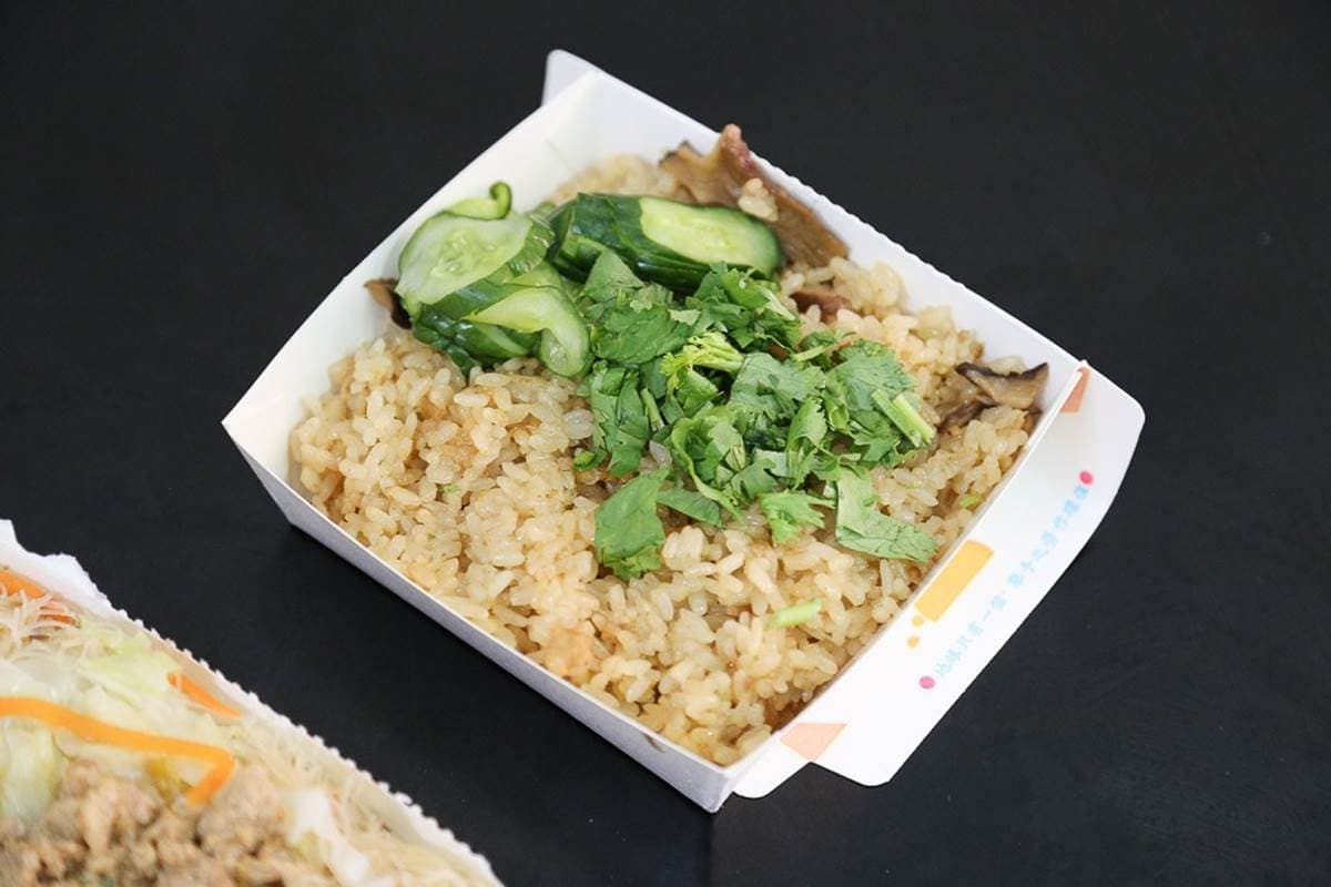 超低調隱藏版小吃!台南巷弄內「客家油飯」香Q又唰嘴,炒米粉40元裝滿便當盒也必點 超低調隱藏版小吃!台南巷弄內「客家油飯」香Q又唰嘴,炒米粉40元裝滿便當盒也必點