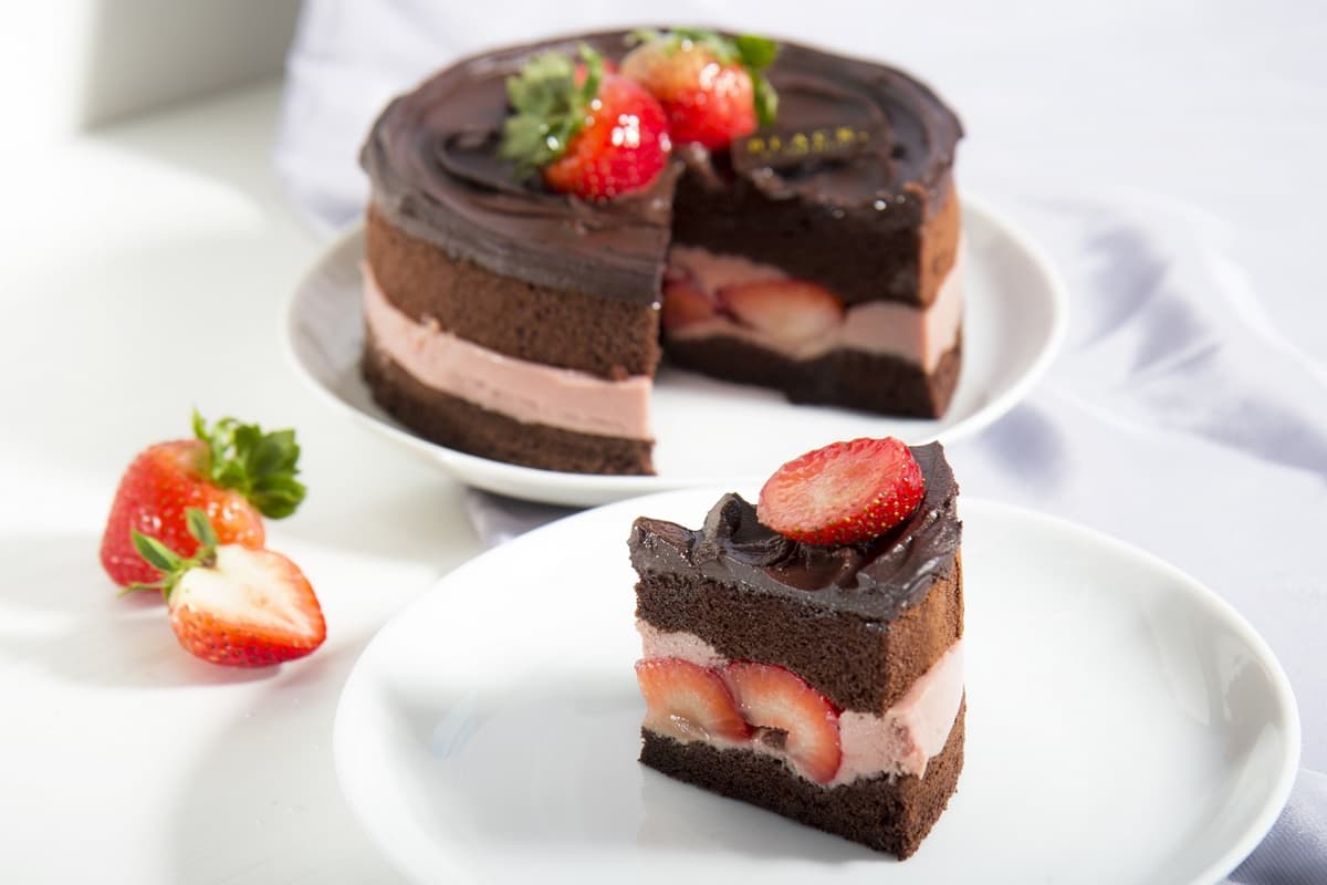 呼叫草莓控!GODIVA「手製草莓巧克力」限時回歸,BAC黑嘉侖草莓巧克力蛋糕買就送草莓啤酒 呼叫草莓控!GODIVA「手製草莓巧克力」限時回歸,BAC黑嘉侖草莓巧克力蛋糕買就送草莓啤酒