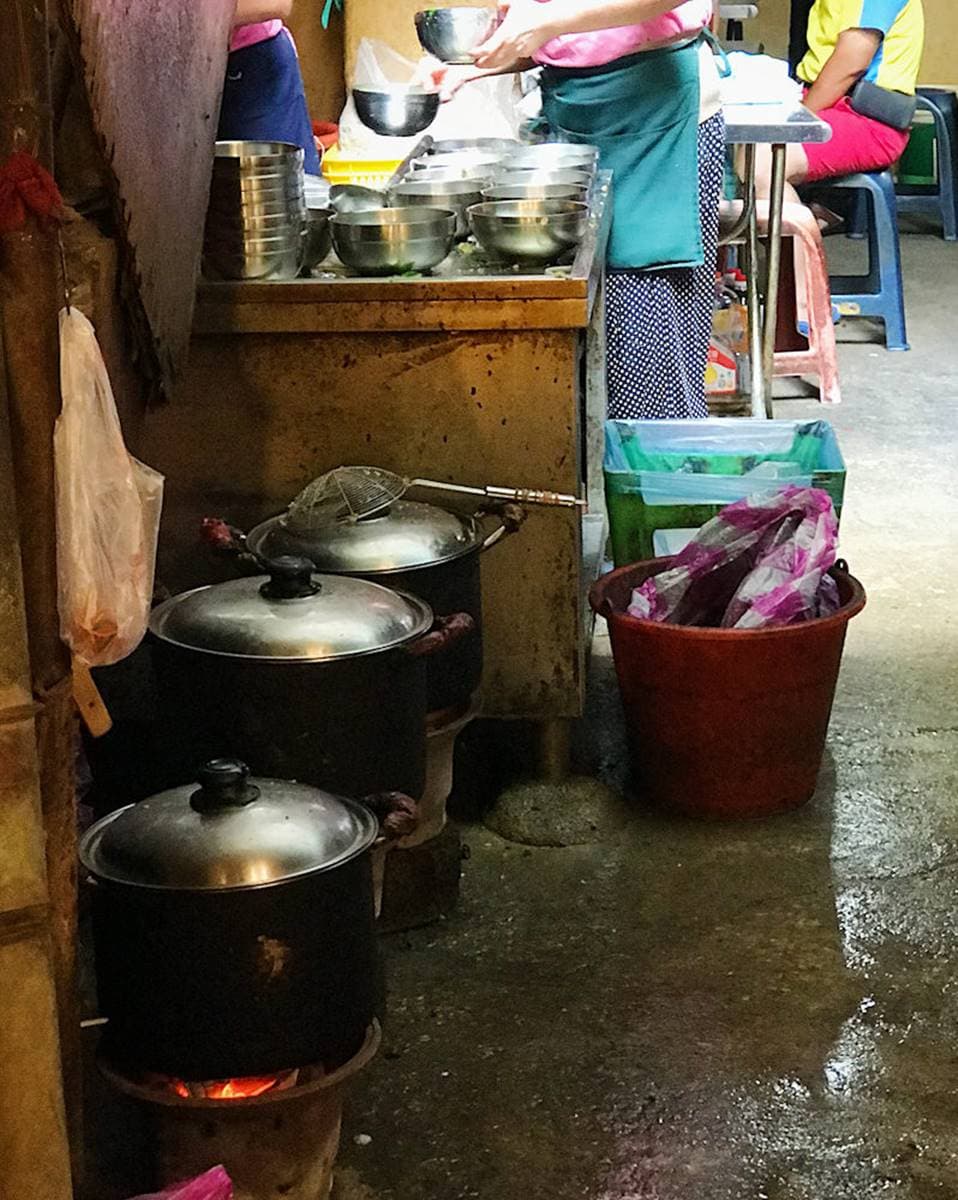 百年市場嗑美食!台南「鴨母寮」超夯7攤:50年粉腸三色蛋、火燒蝦肉圓、巨無霸布丁 百年市場嗑美食!台南「鴨母寮」超夯7攤:50年粉腸三色蛋、火燒蝦肉圓、巨無霸布丁