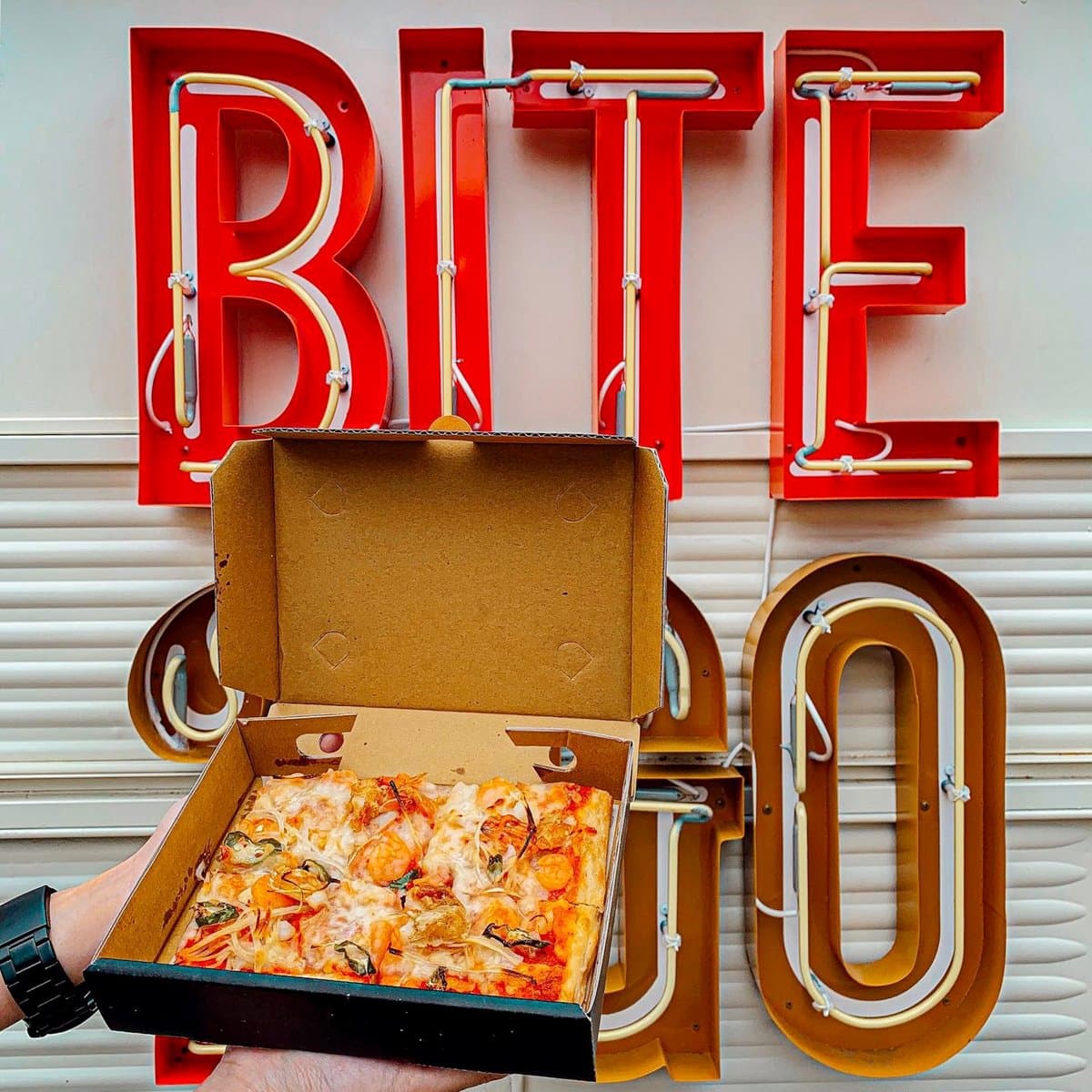 這次不是炸雞翅!人氣餐車「薄多義BITE2GO」首間門市開在這,推披薩買一送一、咖啡無限喝到飽 這次不是炸雞翅!人氣餐車「薄多義BITE2GO」首間門市開在這,推披薩買一送一、咖啡無限喝到飽