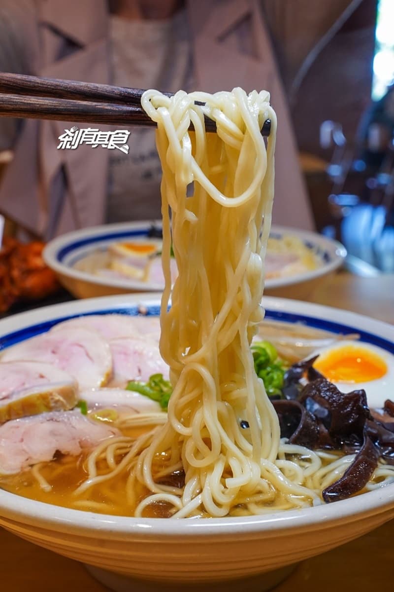 免出國吃銀座雞白湯拉麵!超濃湯頭一碗有10大塊肉,還可免費續2次麵 免出國吃銀座雞白湯拉麵!超濃湯頭一碗有10大塊肉,還可免費續2次麵