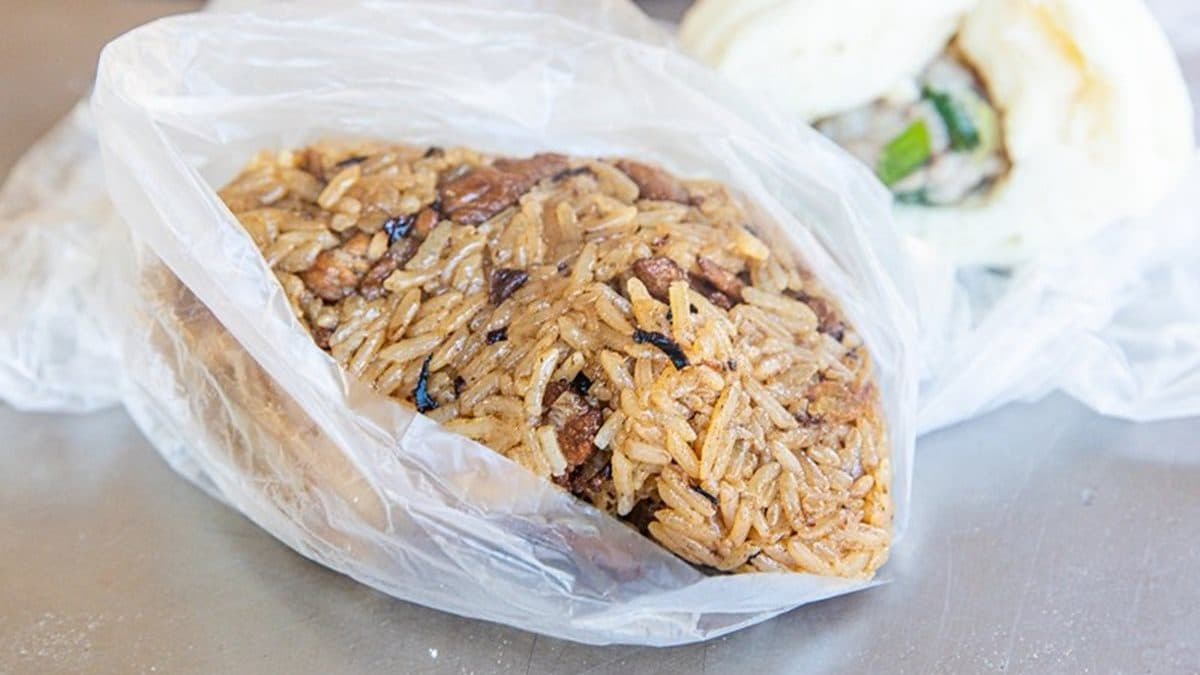 早上九點就賣完!金山30年肉包店隱藏高CP油飯,加上老闆自製甜辣醬更對味