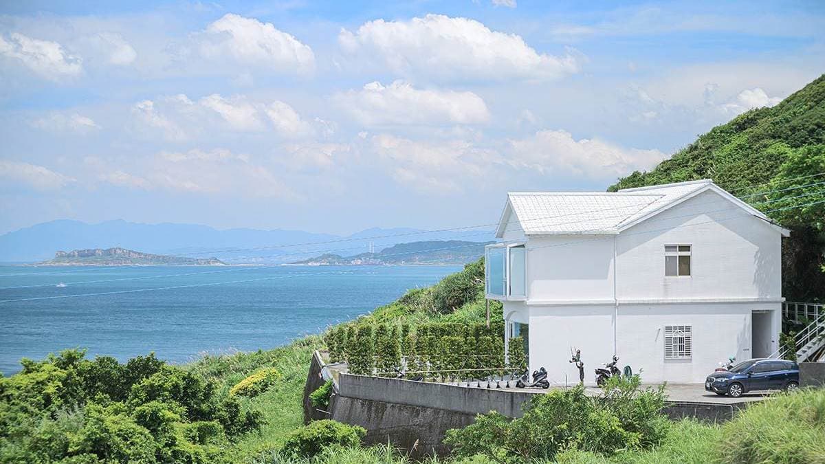 偽出國度假首選!純白獨棟民宿藏身金山郊外,超大落地窗獨賞無敵海景