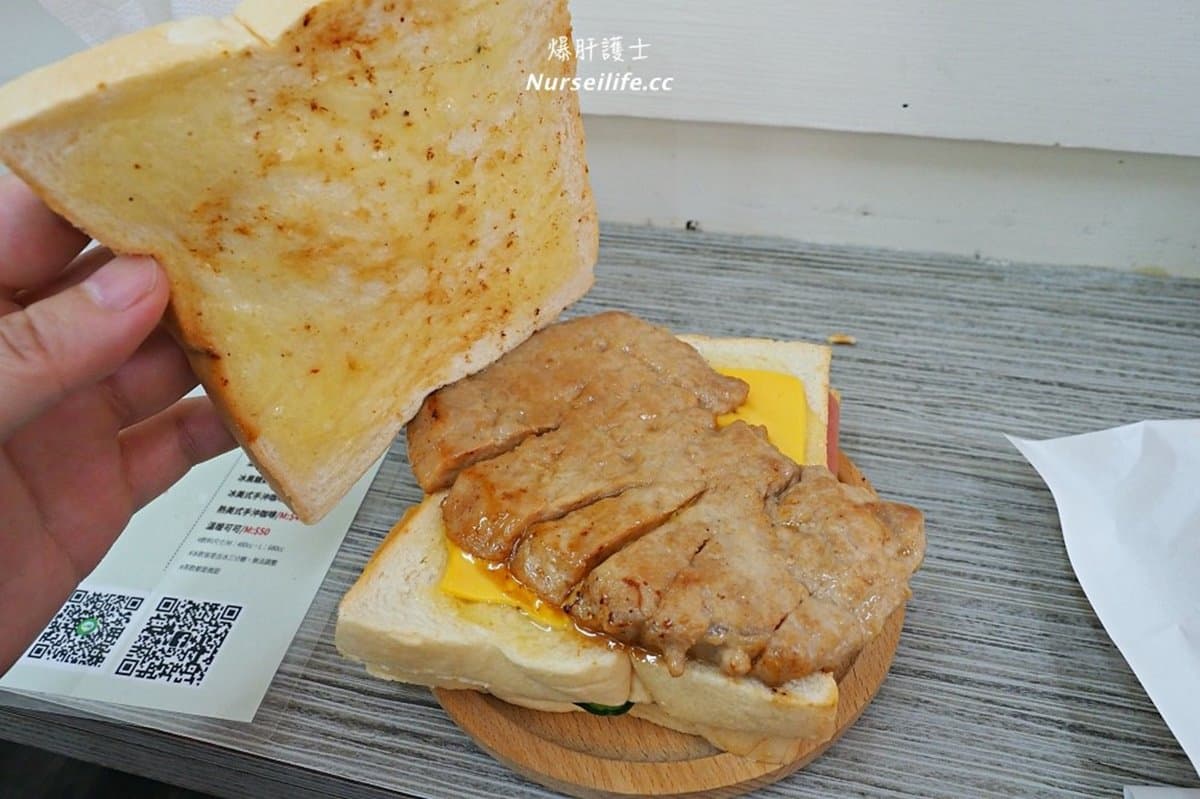 一口咬不下!「超厚炭烤三明治」吐司特製、美乃滋也自己做,加碼福源花生醬更對味 一口咬不下!「超厚炭烤三明治」吐司特製、美乃滋也自己做,加碼福源花生醬更對味
