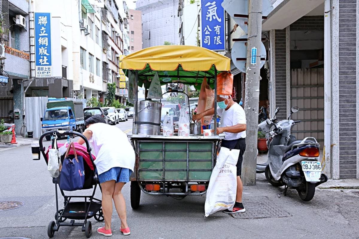一賣60年!台中傳統豆花攤車古法製作、口感細滑綿密,連作家也愛吃 一賣60年!台中傳統豆花攤車古法製作、口感細滑綿密,連作家也愛吃