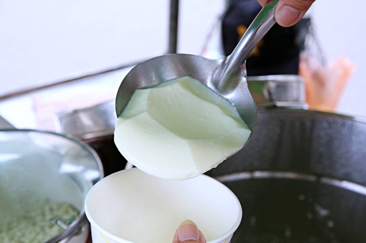 一賣60年!台中傳統豆花攤車古法製作、口感細滑綿密,連作家也愛吃 一賣60年!台中傳統豆花攤車古法製作、口感細滑綿密,連作家也愛吃