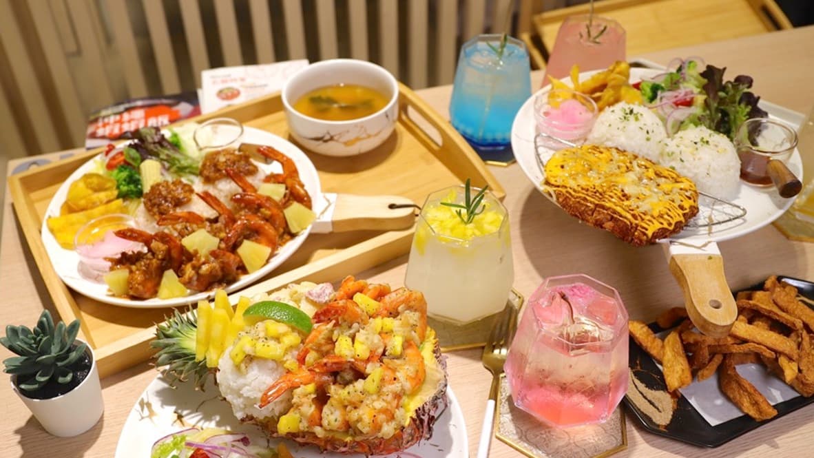 台南吃得到沖繩料理!隱藏新菜「巨無霸蝦蝦飯」鋪滿10隻大蝦,海水藍氣泡飲漸層超美拍