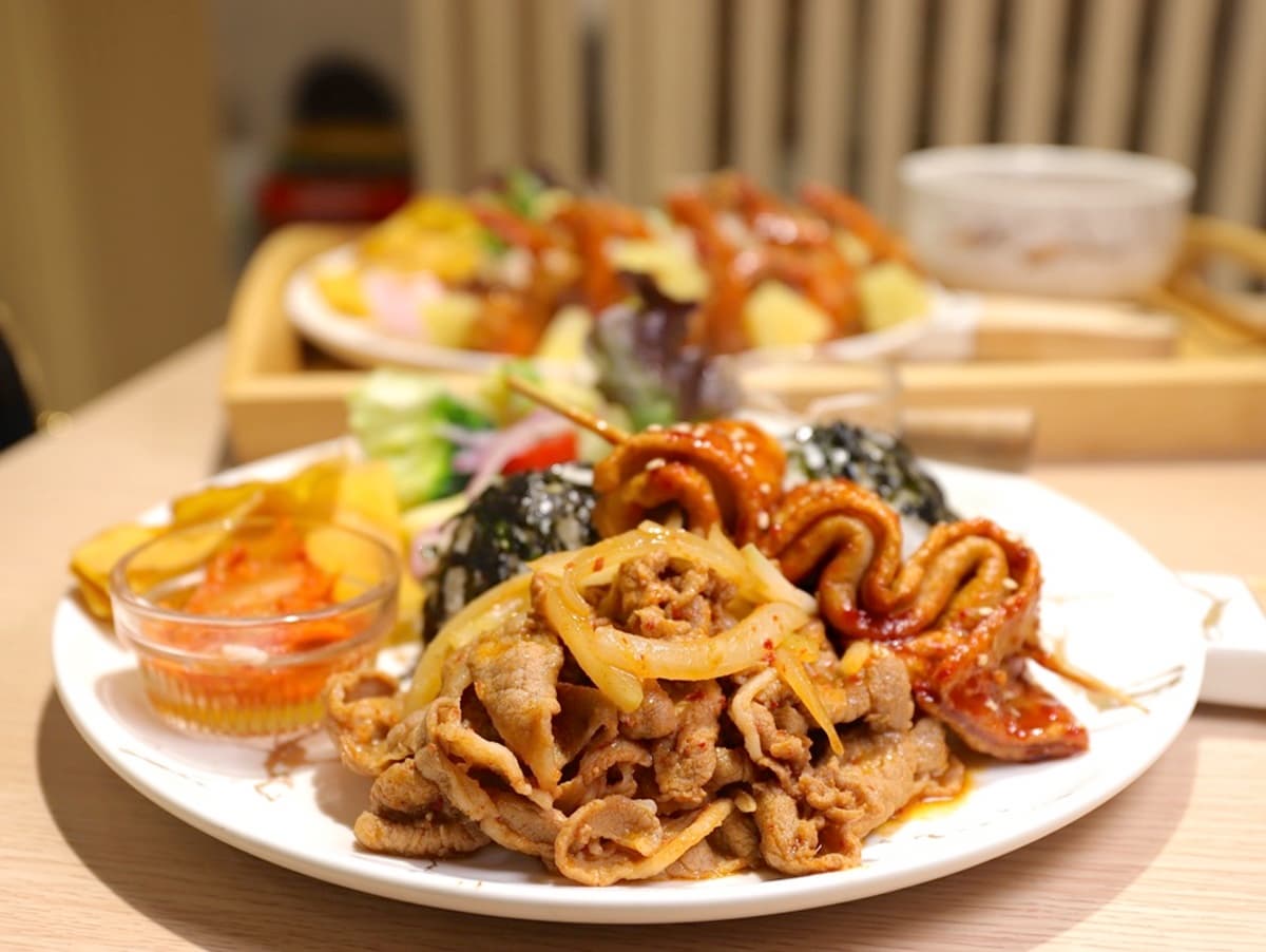 台南吃得到沖繩料理!隱藏新菜「巨無霸蝦蝦飯」鋪滿10隻大蝦,海水藍氣泡飲漸層超美拍 台南吃得到沖繩料理!隱藏新菜「巨無霸蝦蝦飯」鋪滿10隻大蝦,海水藍氣泡飲漸層超美拍