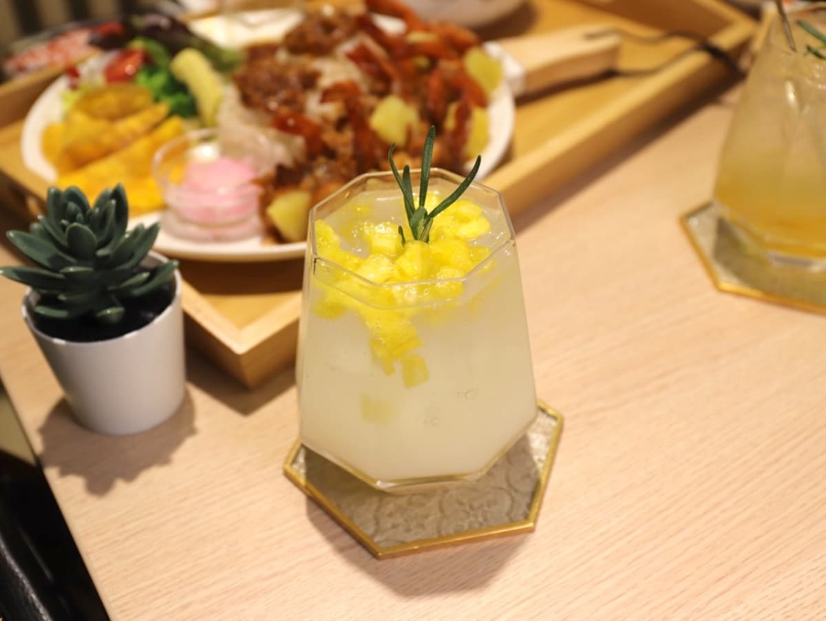 台南吃得到沖繩料理!隱藏新菜「巨無霸蝦蝦飯」鋪滿10隻大蝦,海水藍氣泡飲漸層超美拍 台南吃得到沖繩料理!隱藏新菜「巨無霸蝦蝦飯」鋪滿10隻大蝦,海水藍氣泡飲漸層超美拍
