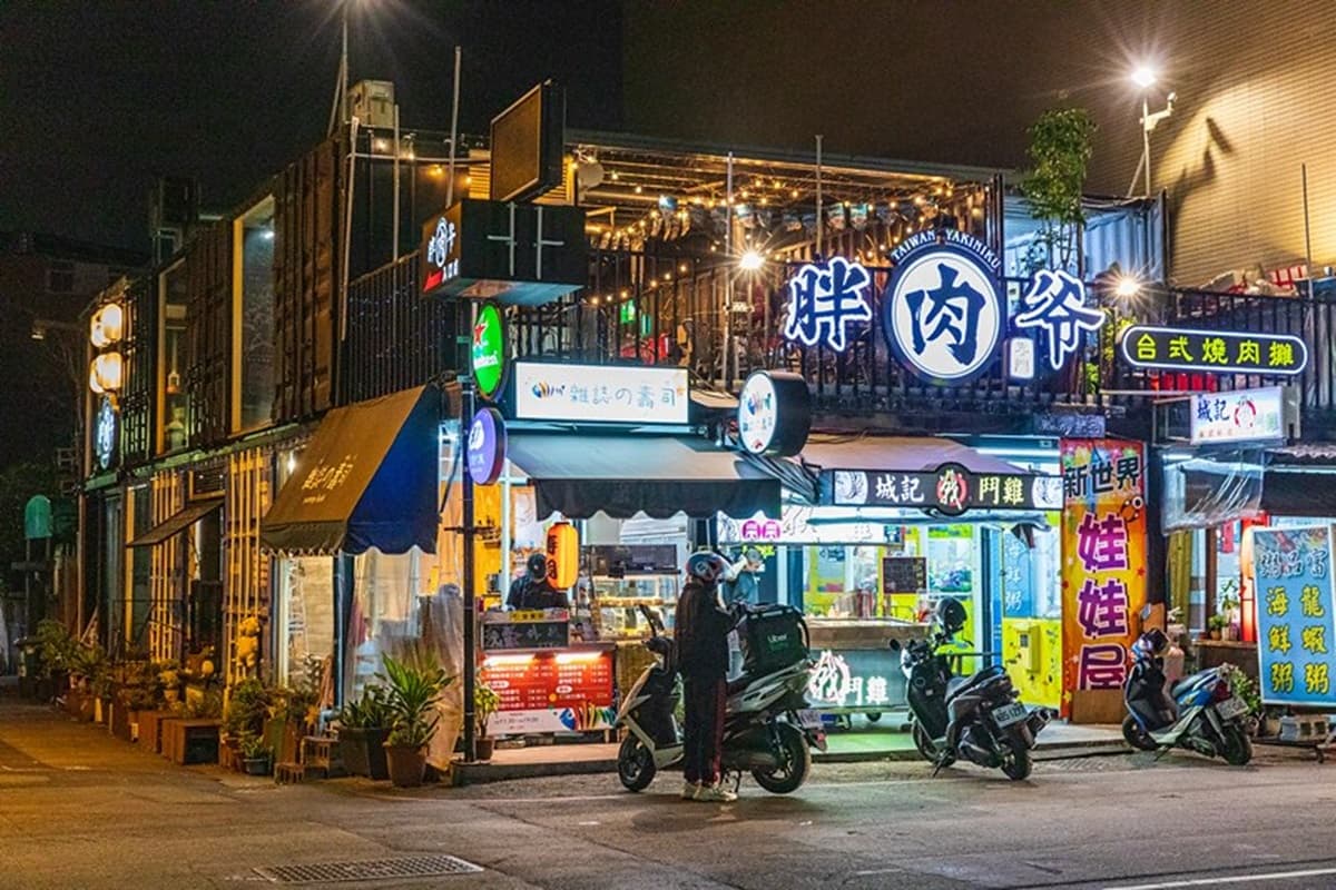 平日也滿座!台中高CP貨櫃燒肉店不收服務費,網友都點「肉制霸大肉菜盤」 平日也滿座!台中高CP貨櫃燒肉店不收服務費,網友都點「肉制霸大肉菜盤」