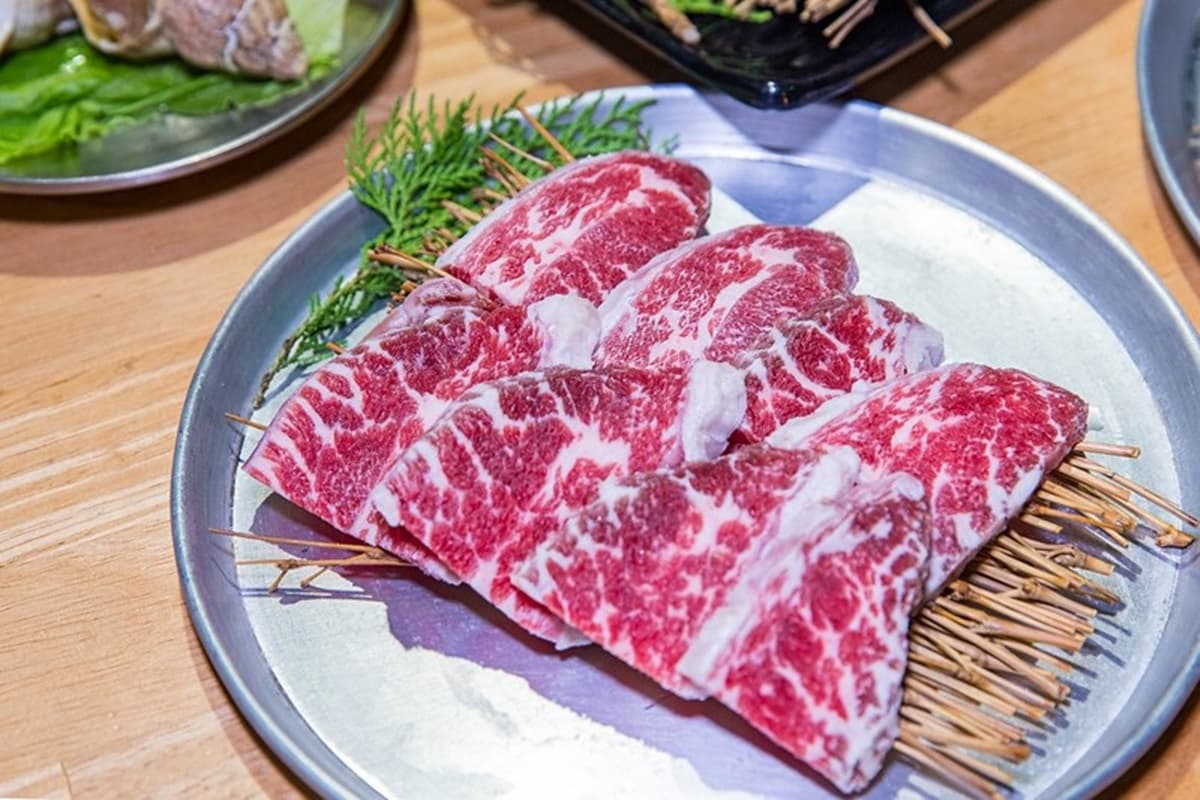 平日也滿座!台中高CP貨櫃燒肉店不收服務費,網友都點「肉制霸大肉菜盤」 平日也滿座!台中高CP貨櫃燒肉店不收服務費,網友都點「肉制霸大肉菜盤」