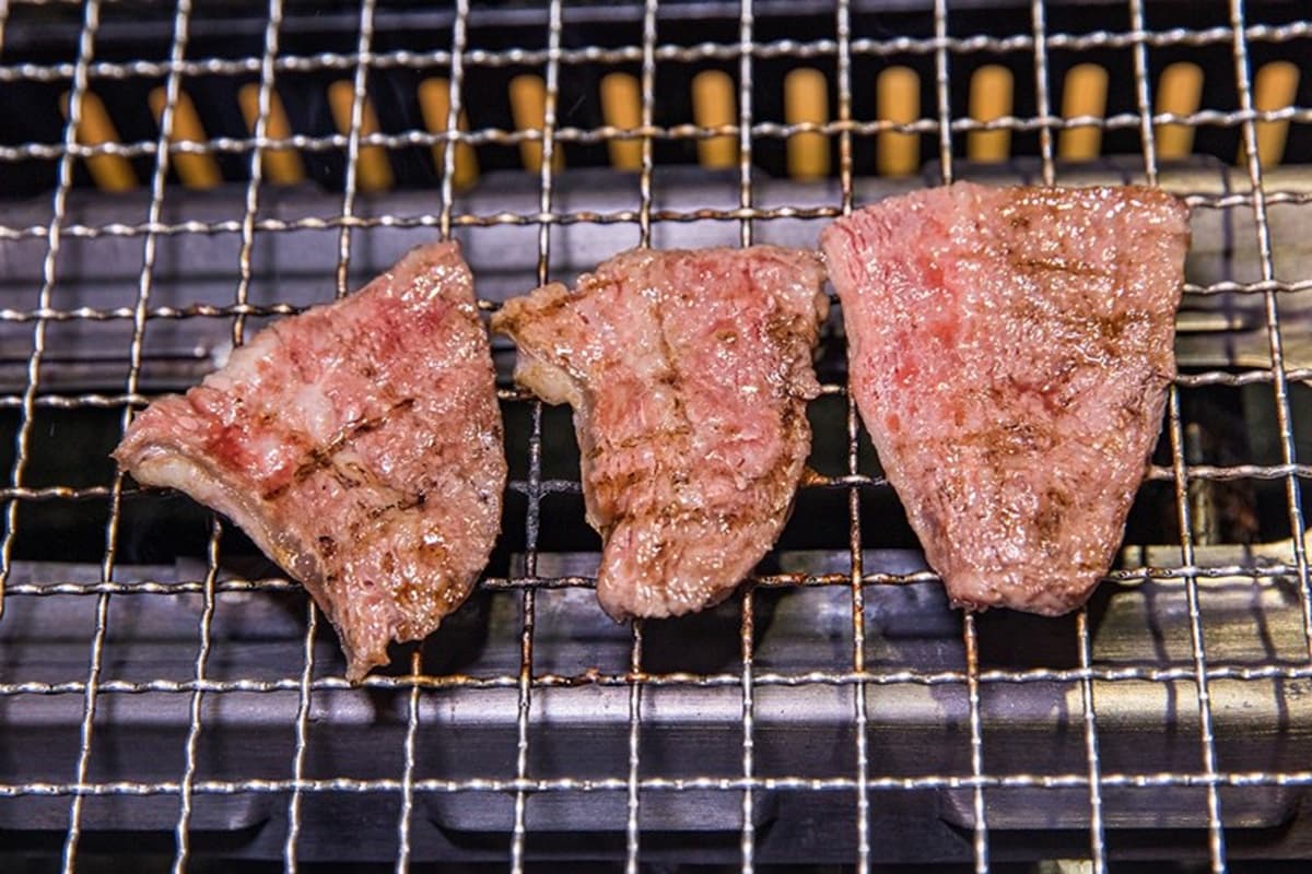 平日也滿座!台中高CP貨櫃燒肉店不收服務費,網友都點「肉制霸大肉菜盤」 平日也滿座!台中高CP貨櫃燒肉店不收服務費,網友都點「肉制霸大肉菜盤」
