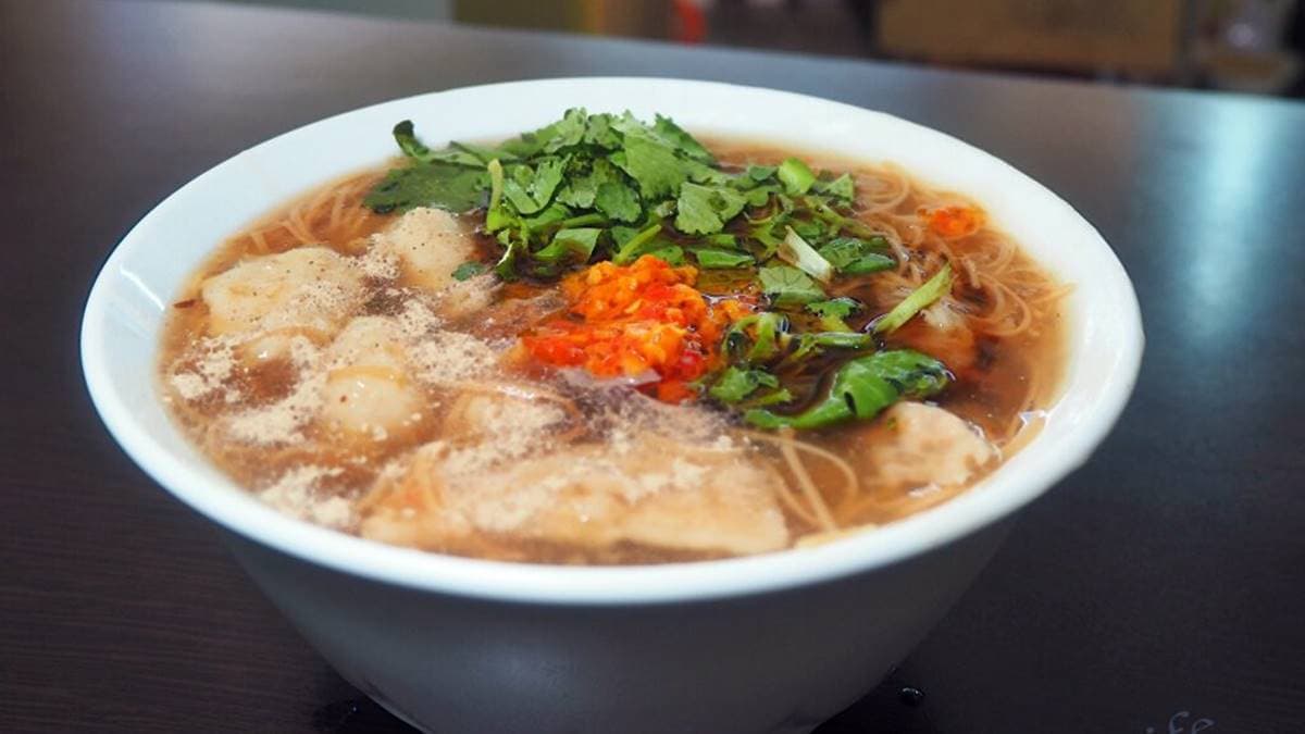 只賣這一味!40年麵線焿口味偏甜不軟爛,必加銷魂蒜蓉辣椒更對味