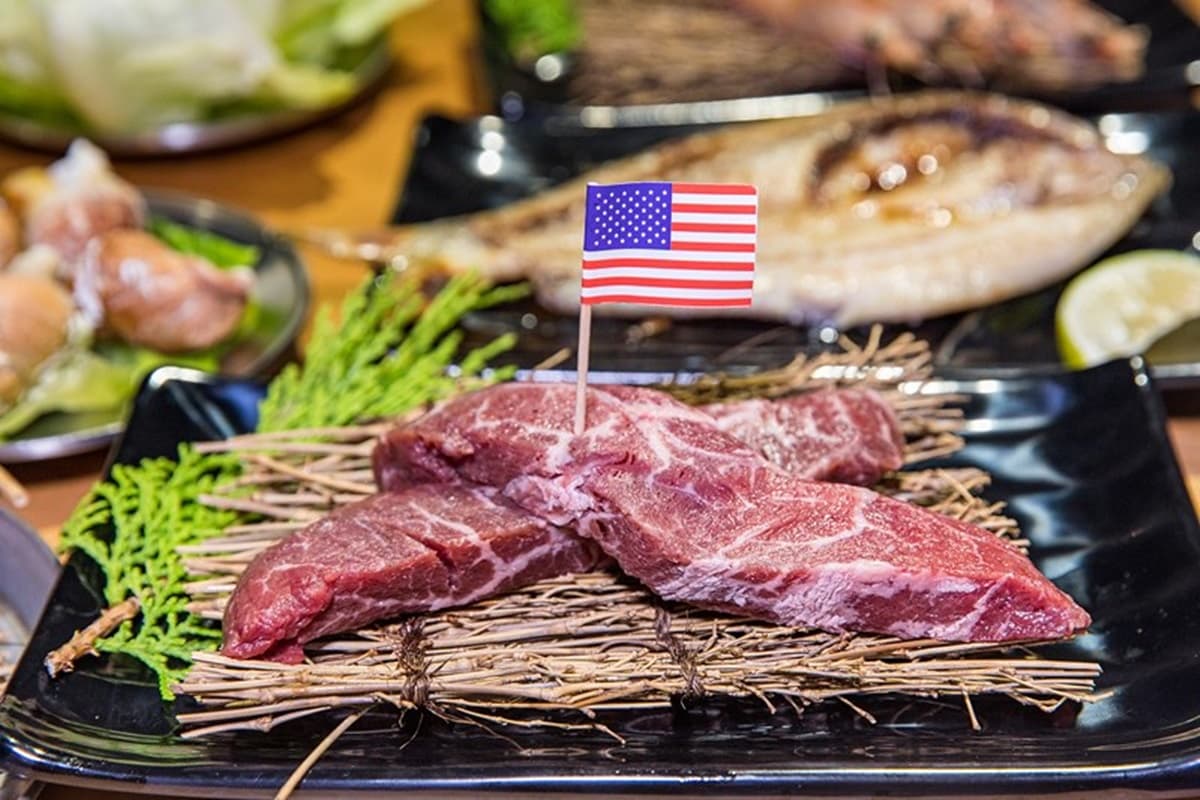 平日也滿座!台中高CP貨櫃燒肉店不收服務費,網友都點「肉制霸大肉菜盤」 平日也滿座!台中高CP貨櫃燒肉店不收服務費,網友都點「肉制霸大肉菜盤」