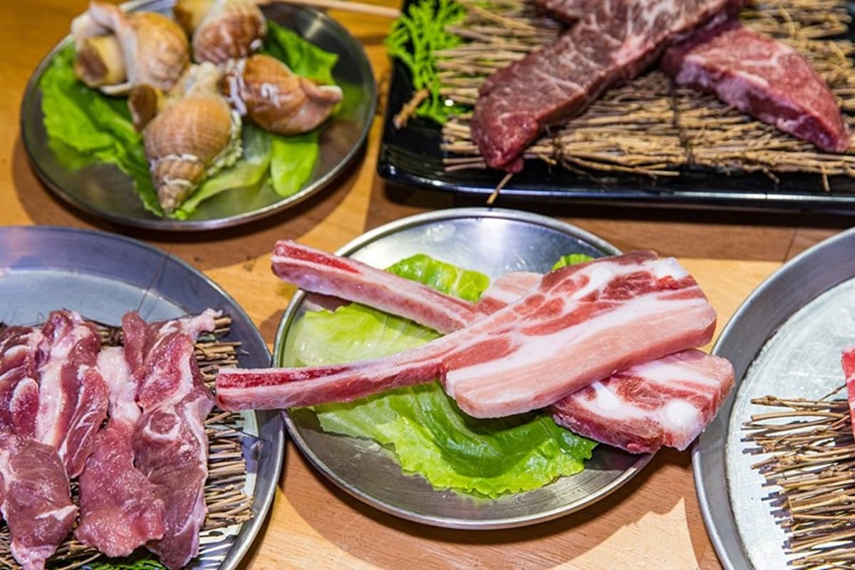 平日也滿座!台中高CP貨櫃燒肉店不收服務費,網友都點「肉制霸大肉菜盤」 平日也滿座!台中高CP貨櫃燒肉店不收服務費,網友都點「肉制霸大肉菜盤」