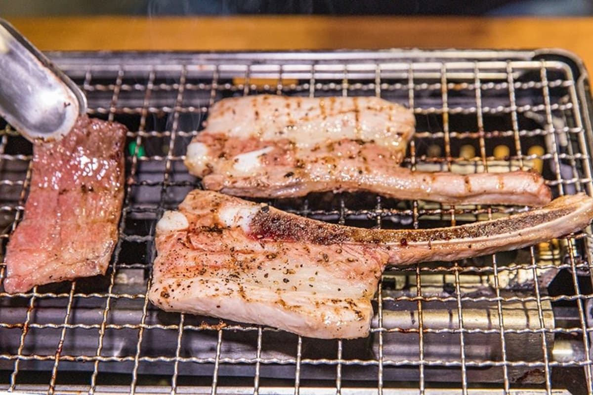 平日也滿座!台中高CP貨櫃燒肉店不收服務費,網友都點「肉制霸大肉菜盤」 平日也滿座!台中高CP貨櫃燒肉店不收服務費,網友都點「肉制霸大肉菜盤」