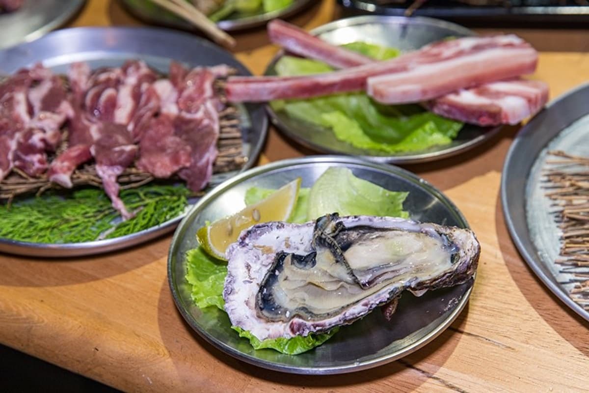 平日也滿座!台中高CP貨櫃燒肉店不收服務費,網友都點「肉制霸大肉菜盤」 平日也滿座!台中高CP貨櫃燒肉店不收服務費,網友都點「肉制霸大肉菜盤」