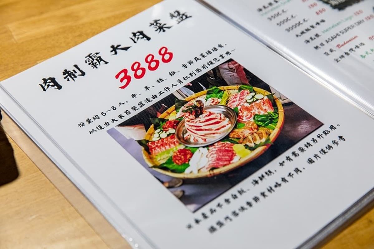 平日也滿座!台中高CP貨櫃燒肉店不收服務費,網友都點「肉制霸大肉菜盤」 平日也滿座!台中高CP貨櫃燒肉店不收服務費,網友都點「肉制霸大肉菜盤」