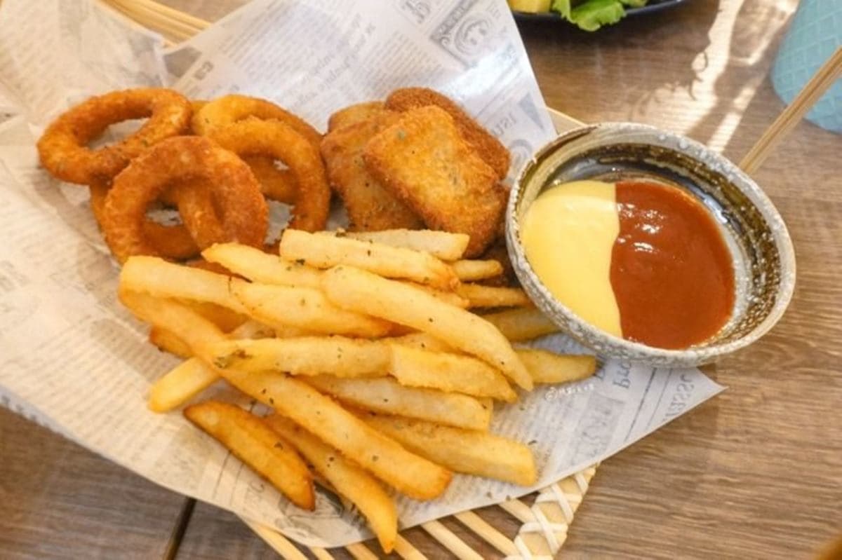 宜蘭口袋名單再+1!超萌店貓陪吃大分量「起司歐姆蕾」,酥脆素雞塊比真肉還扎實 宜蘭口袋名單再+1!超萌店貓陪吃大分量「起司歐姆蕾」,酥脆素雞塊比真肉還扎實