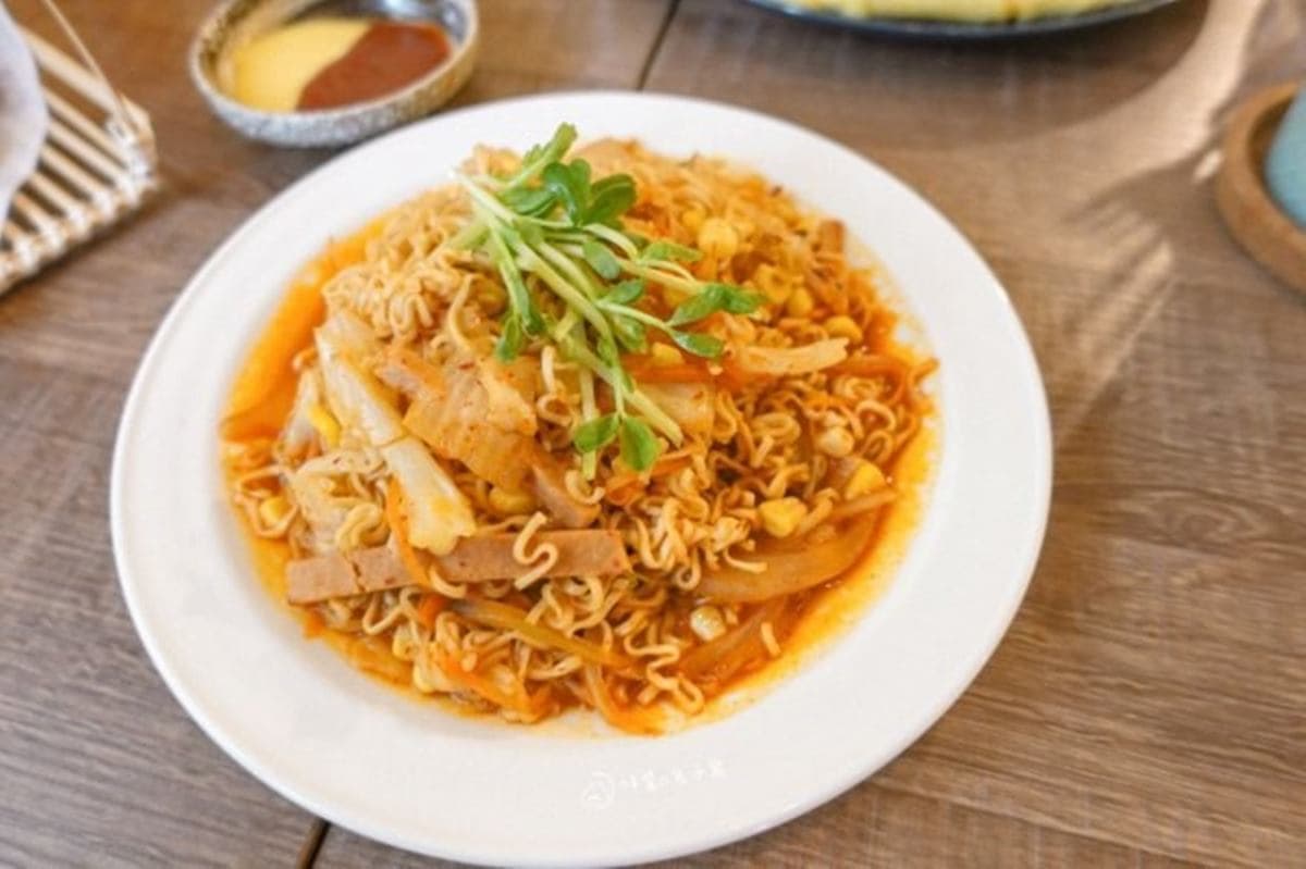 宜蘭口袋名單再+1!超萌店貓陪吃大分量「起司歐姆蕾」,酥脆素雞塊比真肉還扎實 宜蘭口袋名單再+1!超萌店貓陪吃大分量「起司歐姆蕾」,酥脆素雞塊比真肉還扎實