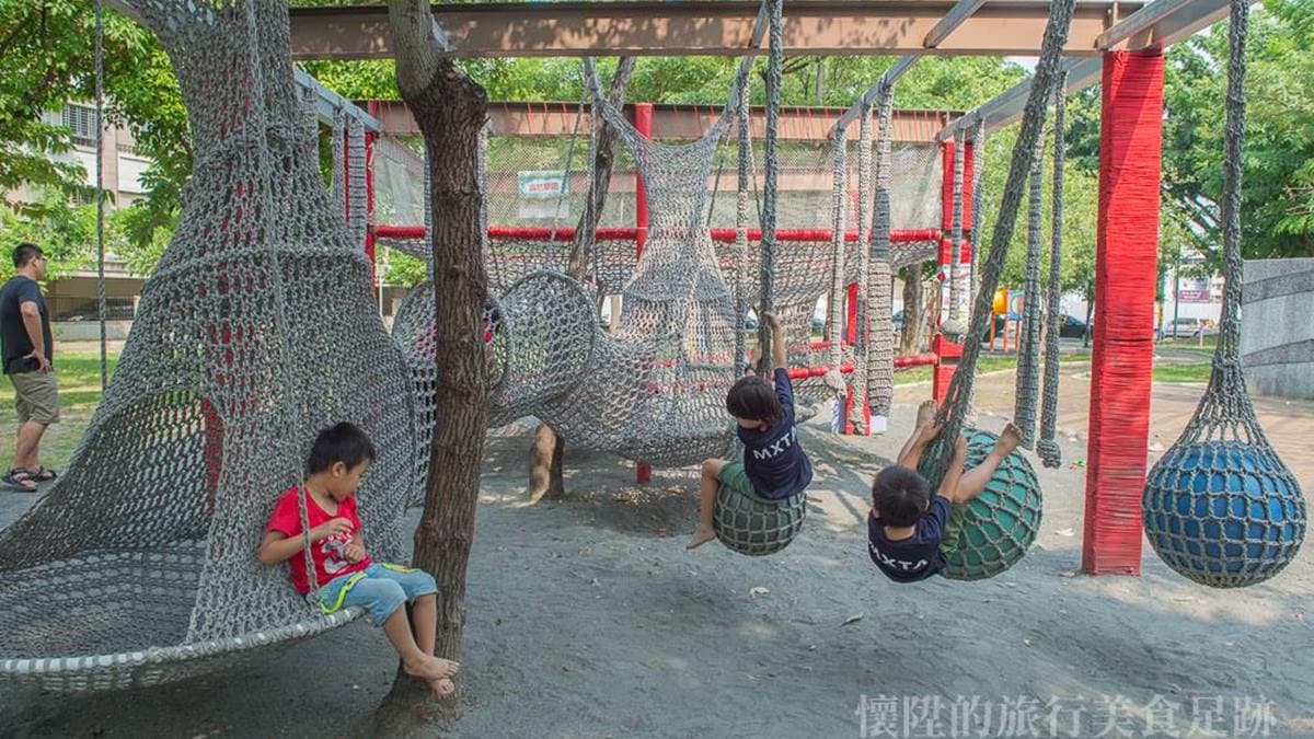 小孩放電首選!台南5公園免費玩:太空梭盪鞦韆、高空溜索、隱藏版侏儸紀 小孩放電首選!台南5公園免費玩:太空梭盪鞦韆、高空溜索、隱藏版侏儸紀