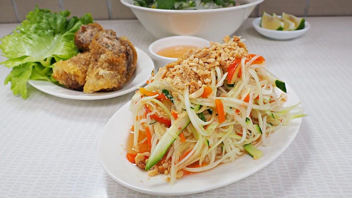 部落客大推!士東市場5家必吃:祖傳雙醬麵、限量牛肉河粉、明星也愛眷村菜 部落客大推!士東市場5家必吃:祖傳雙醬麵、限量牛肉河粉、明星也愛眷村菜